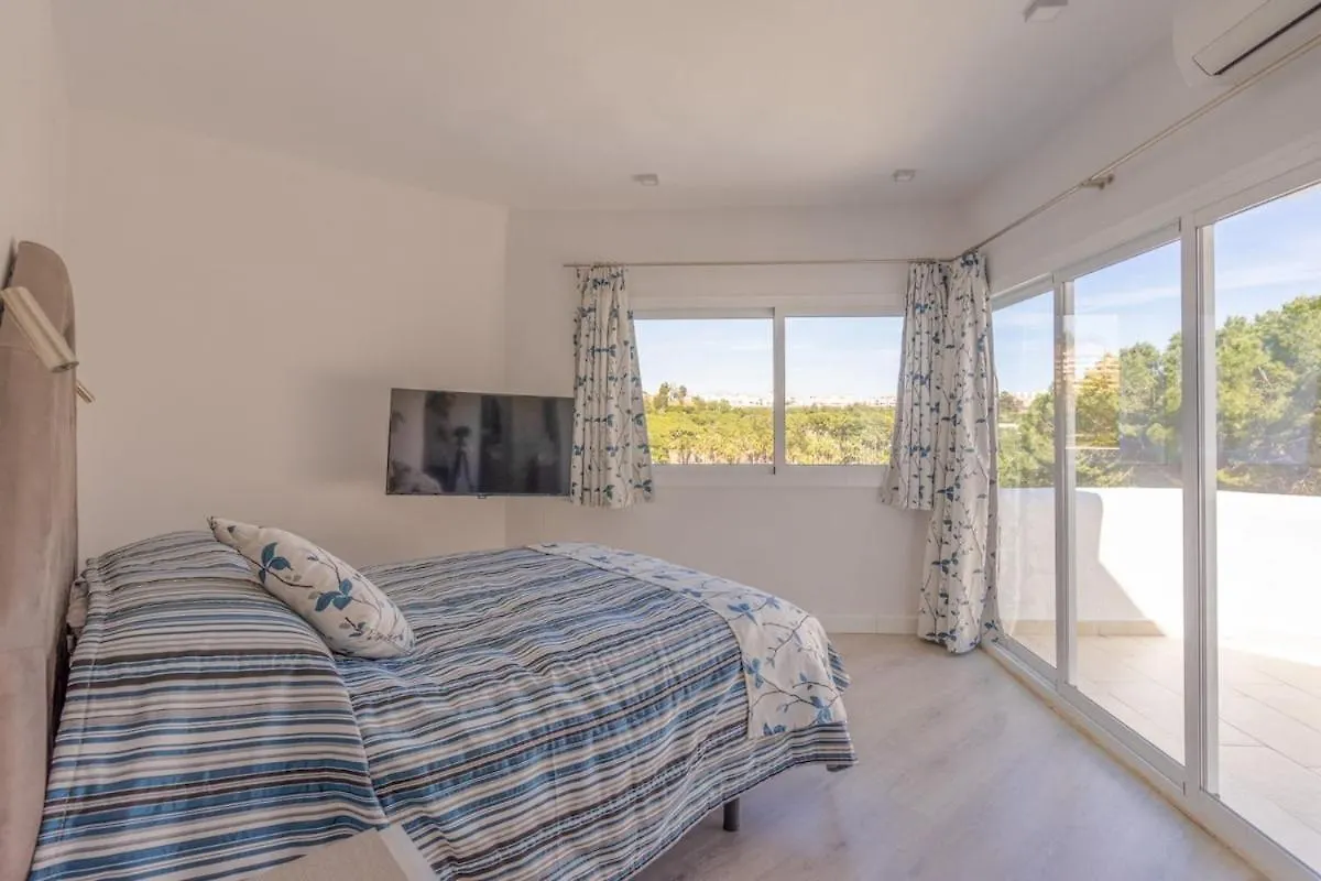 别墅 贝纳尔马德纳Relaxing Family Retreat With Stunning Golf Views别墅 西班牙